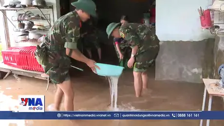 Bộ đội Hà Tĩnh giúp nhân dân khắc phục hậu quả lũ, lụt