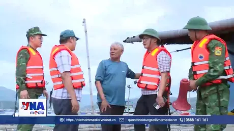 Lực lượng biên phòng hỗ trợ người dân phòng chống bão số 13