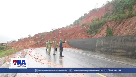 Hà Tĩnh cấm lưu thông trên tuyến đường ven biển do sạt lở nghiêm trọng