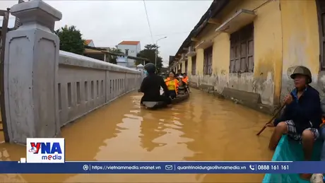 Người dân phường Dương Nỗ (Huế) vẫn trầm mình chống lũ