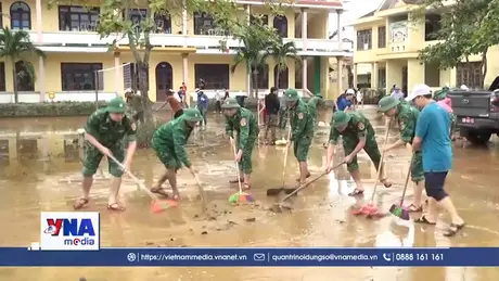 Bộ đội biên phòng hỗ trợ vệ sinh trường lớp sau lũ