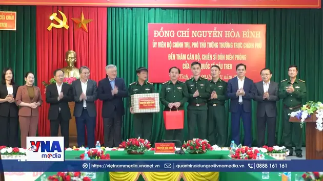 Tặng quà chiến sĩ, nhân dân vùng biên Hà Tĩnh