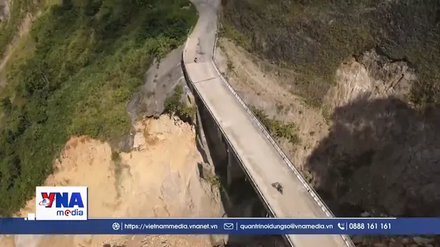 Người dân liều mình đi qua cầu cạn nứt gãy