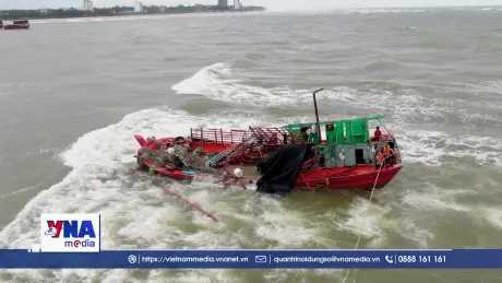 Cứu sống 8 ngư dân bị chìm tàu tại cửa biển Nhật Lệ