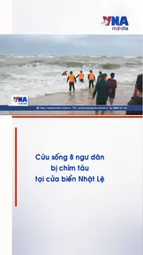 Cứu sống 8 ngư dân bị chìm tàu tại cửa biển Nhật Lệ