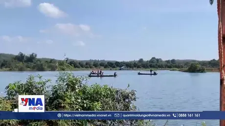 Lật thuyền chở cà phê, một người bị nước cuốn trôi mất tích