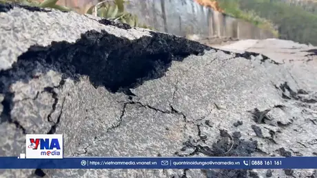 Quốc lộ 24 xuất hiện điểm sạt mặt đường nguy hiểm