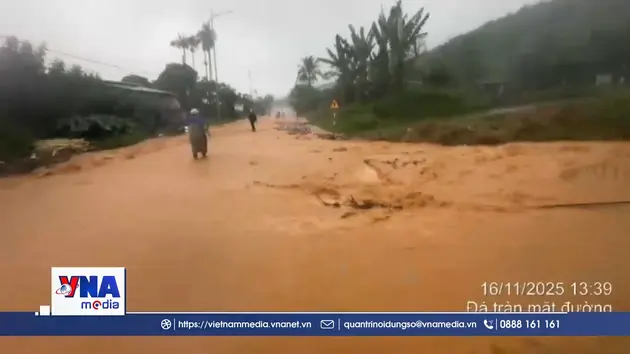 Mưa lớn gây ngập và sạt lở vùng núi thành phố Huế
