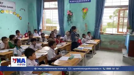 Gian nan giữ học sinh vùng cao đến trường sau mưa lũ Đà Nẵng