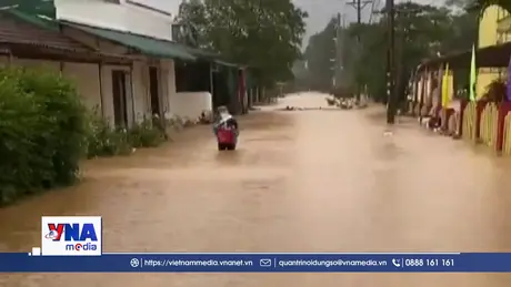 Mưa lớn gây ngập lụt, chia cắt nhiều nơi tại Quảng Trị
