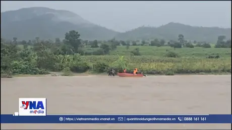 Quân đội kịp thời cứu người dân bị cô lập giữa dòng nước lũ