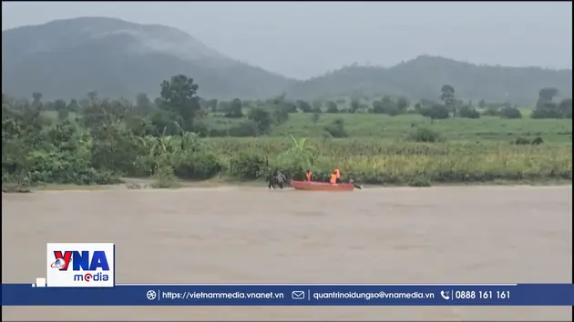 Quân đội kịp thời cứu người dân bị cô lập giữa dòng nước lũ