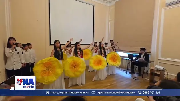 Học sinh, sinh viên tại Nga thể hiện lòng biết ơn các nhà giáo