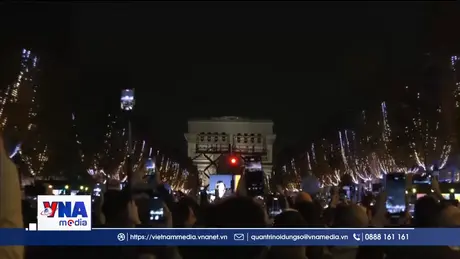 Đại lộ Champs-Élysées lung linh trong ánh đèn Giáng sinh