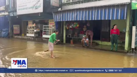 Người dân vùng trũng Huế gấp rút dọn vệ sinh sau khi nước rút