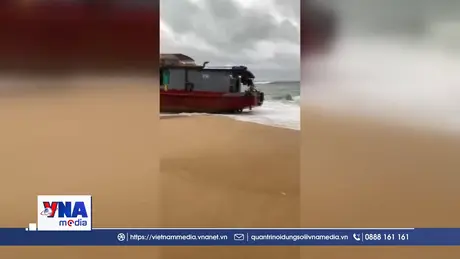 Tàu hàng chứa 2.000 lít dầu bị sóng đánh tấp vào bờ “mắc cạn”