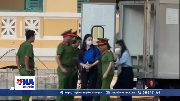 Những hình ảnh đầu tiên tại toà của Hoa hậu Thuỳ Tiên, Hằng Du Mục và Quang Linh Vlog