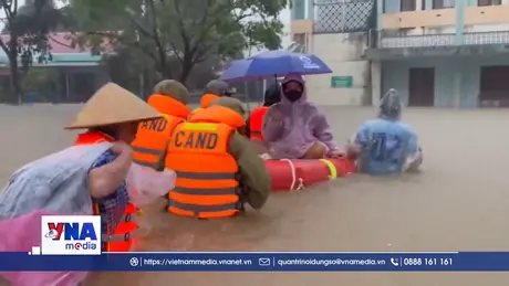 Công an Đắk Lắk vượt lũ đưa sản phụ đến Trạm Y tế an toàn