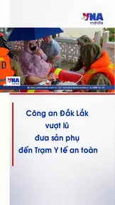 Công an Đắk Lắk vượt lũ đưa sản phụ đến Trạm Y tế an toàn