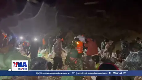 Lực lượng vũ trang Đà Nẵng trắng đêm giữ bờ kè An Lương trước lũ lớn