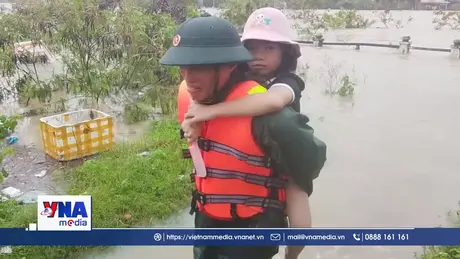 Sư đoàn 305 cơ động trong đêm giúp dân ứng phó lũ, lụt
