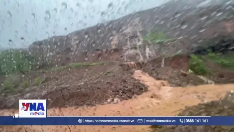 Đường bộ, đường sắt tê liệt vì mưa lũ Trung Bộ