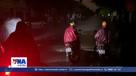 Lũ trong đêm, nhà cửa, đường sá Đắk Lắk ngập sâu