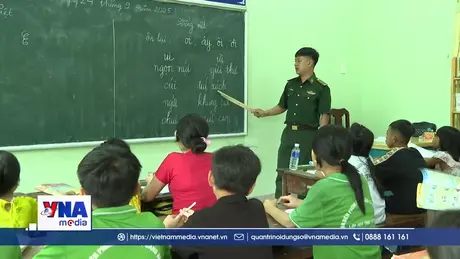 Lớp học tình thương của thầy giáo quân hàm xanh