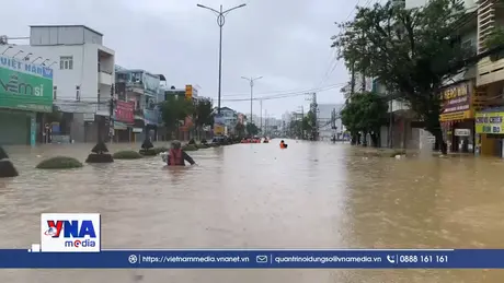 Mưa lũ gây ngập sâu, cô lập nhiều nơi ở Khánh Hòa