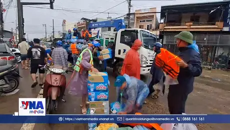 Cùng bà con vượt qua lũ dữ