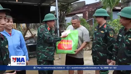 Tặng quà nhân dân vùng lũ