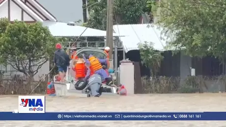 Khẩn trương ứng cứu người dân vùng ngập lũ sâu