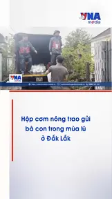 Hộp cơm nóng trao gửi bà con trong mùa lũ ở Đắk Lắk