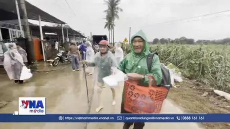 Đắk Lắk: Hộp cơm nóng trao gửi bà con trong mùa lũ
