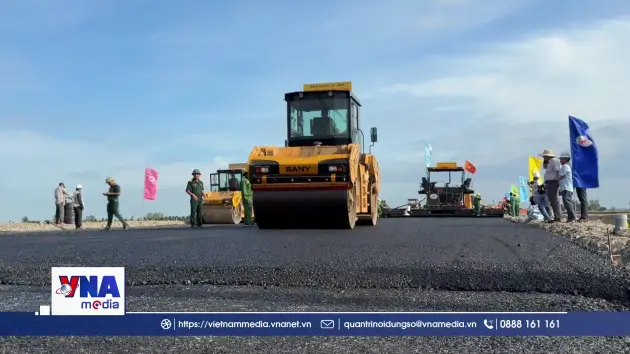 Bắt đầu thảm nhựa cao tốc Châu Đốc – Cần Thơ – Sóc Trăng