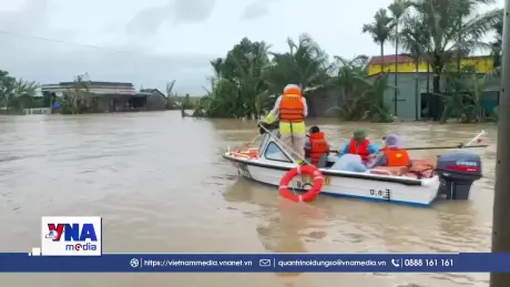 Đắk Lắk: Tiến sâu vào vùng lũ tiếp tế lương thực cho người dân