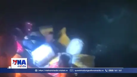 Cà Mau: Cứu thành công 13 ngư dân bị chìm tàu trên biển