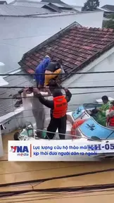 Lực lượng cứu hộ tháo mái ngói kịp thời đưa người dân ra ngoài