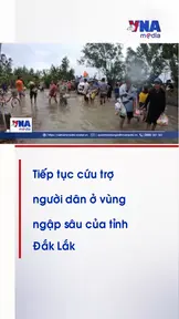 Tiếp tục cứu trợ người dân ở vùng ngập sâu của tỉnh Đắk Lắk 