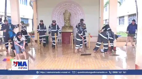 Công an hỗ trợ dọn vệ sinh trường học sau mưa lũ