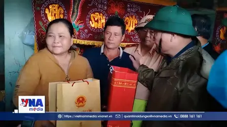 Phó Thủ tướng Thường trực Chính phủ Nguyễn Hòa Bình động viên người dân Đắk Lắk