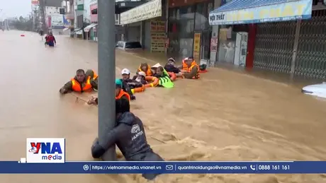 Những người hùng thầm lặng trong vùng mưa lũ ở Khánh Hòa