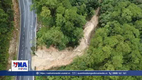 Mưa lũ lớn tại Trung Bộ: Vẫn còn 13 vị trí tắc đường