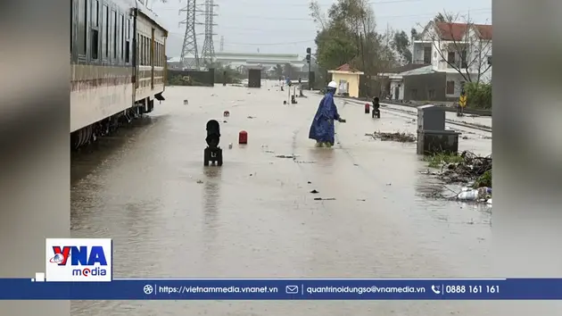 Ngành đường sắt dừng nhiều chuyến tàu do mưa, lũ