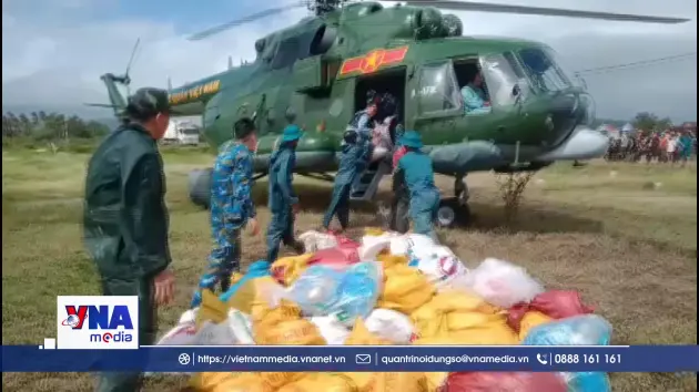 Tiếp tục các chuyến bay cứu trợ đồng bào lũ lụt khu vực miền Trung