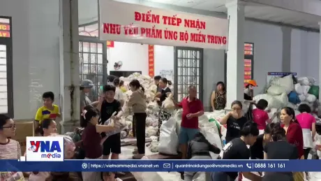 Hàng trăm người dân Đồng Nai xuyên đêm gói bánh cứu trợ đồng bào vùng lũ