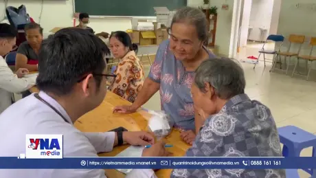 Hỗ trợ khám bệnh, phát thuốc miễn phí cho người dân vùng lũ