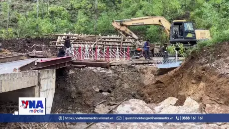 Lắp cầu dầm thép qua cầu Nước Bao bị lũ cuốn trôi