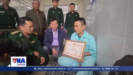 Trao bằng khen cho Chiến sĩ dũng cảm cứu dân trong lũ dữ