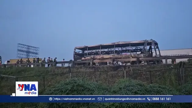 Xe khách giường nằm cháy trơ khung trên cao tốc TP.HCM – Trung Lương